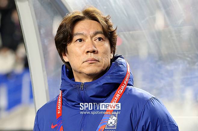 ▲ 홍명보 감독. 한국은 좀처럼 경기를 풀어나가지 못했다. 손흥민이 여전히 톱에서 분투했지만 전반처럼 볼을 만지지 못했다. 전반에는 허리에서 손흥민에게 찌르는 장면들이 있었지만, 후반에는 미드필더를 거치기보다 후방에서 측면으로 전진패스를 넣었다. ⓒ곽혜미 기자