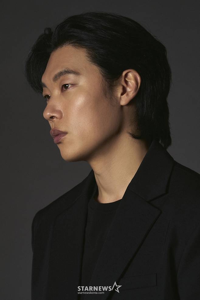 연상호 감독의 신작 영화 넷플릭스 '계시록'의 배우 류준열이 26일 진행된 인터뷰를 위해 포즈를 취하고 있다. /사진제공=넷플릭스 2025.03.26 /사진=김휘선 hwijpg@