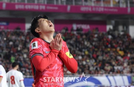 아쉬워하는 손흥민. /사진=김진경 대기자