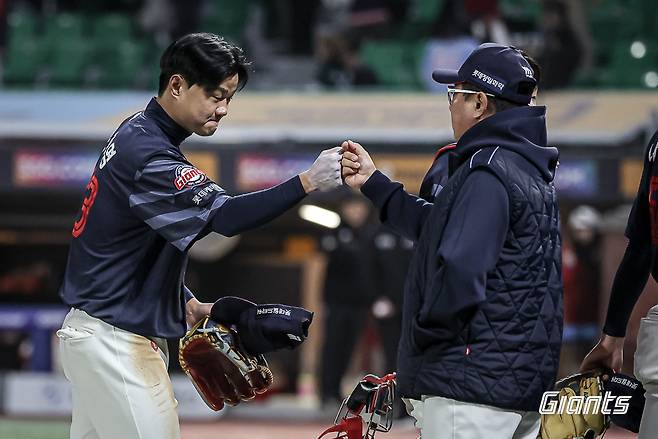 롯데 자이언츠 내야수 손호영(왼쪽)이 25일 인천 SSG랜더스필드에서 열린 2025 신한 SOL Bank KBO리그 SSG 랜더스와의 팀 간 1차전에서 승리 후 김태형 감독과 하이파이브를 하고 있다. 사진 롯데 자이언츠