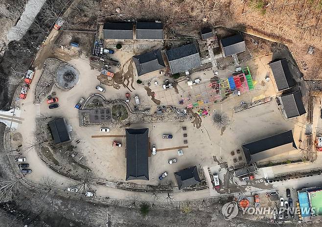 예비 중수 작업으로 분주한 대전사 (청송=연합뉴스) 김도훈 기자 = 26일 경북 청송 주왕산 국립공원 내 대전사에서 관계자들이 주왕산에 번지는 산불로부터 사찰을 보호하기 위해 미리 물을 뿌리는 예비 중수 작업으로 분주하다. 2025.3.26 superdoo82@yna.co.kr