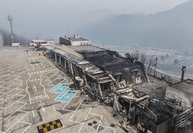 27일 경북 청송군 서산영덕고속도로 청송휴게소(상주방향)가 산불에 폐허가 돼 있다. (사진=연합뉴스)
