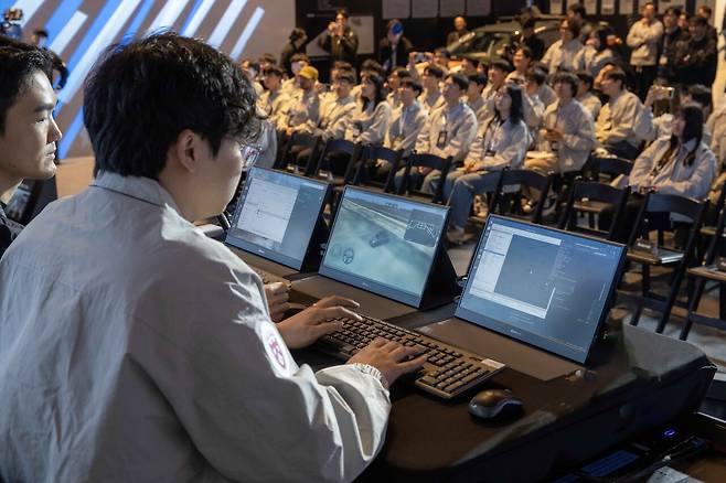 자율주행 챌린지 대회 본선 참가 대학생들이 설계된 AI 알고리즘을 실행해 자율주행 미션 수행을 준비하고 있다.