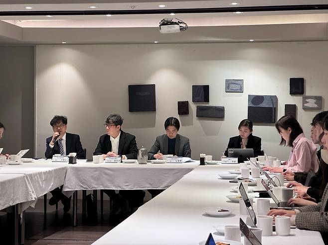 왼쪽부터 차례로 신원수 한국디지털광고협회 부회장, 강신규 한국방송광고진흥공사 책임연구위원, 노창희 디지털산업정책연구소장, 이춘 넷플릭스 한국광고사업부문 디렉터. (디지털산업정책연구소 제공)