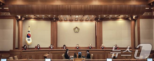 문형배 헌법재판소장 권한대행을 비롯한 헌법재판관들이 27일 서울 종로구 헌법재판소에서 열린 3월 헌법소원 심판 등 일반 사건 선고에 참석해 자리하고 있다. (공동취재) 2025.3.27/뉴스1 ⓒ News1 김성진 기자