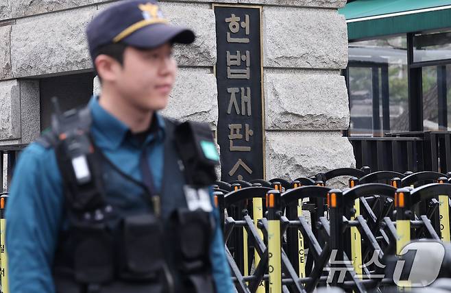 윤석열 대통령의 탄핵 심판을 심리 중인 헌법재판소의 결정이 4월에 열릴 가능성이 높아진 가운데 27일 오전 서울 종로구 헌법재판소 앞에서 경찰이 경계근무를 서고 있다. 2025.3.27/뉴스1 ⓒ News1 김성진 기자