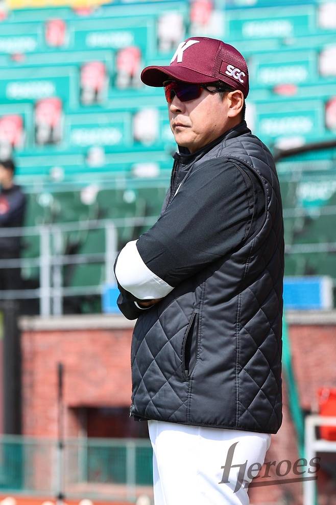 키움 홍원기 감독이 14일 인천SSG랜더스필드에서 열린 2025 KBO리그 시범경기 SSG전에 앞서 선수단 훈련을 지켜보고 있다. 사진 | 키움 히어로즈