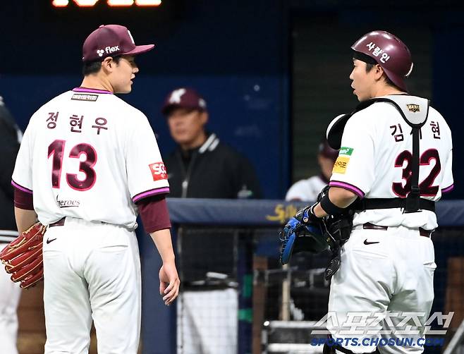 18일 고척스카이돔에서 열린 롯데와 키움의 시범경기, 2회초 투구를 마친 키움 정현우-김재현 배터리가 이야기를 나누고 있다. 고척=허상욱 기자wook@sportschosun.com/2025.03.18/