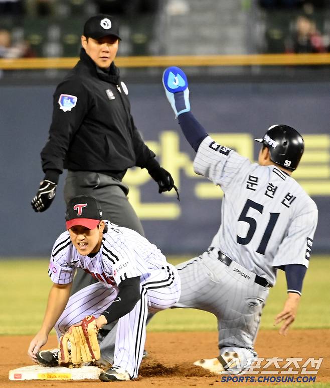 25일 잠실야구장에서 열린 한화와 LG의 경기, 4회초 1사 1루 한화 노시환의 내야땅볼때 1루주자 문현빈이 2루 포스아웃되고 있다. 잠실=허상욱 기자wook@sportschosun.com/2025.03.25/