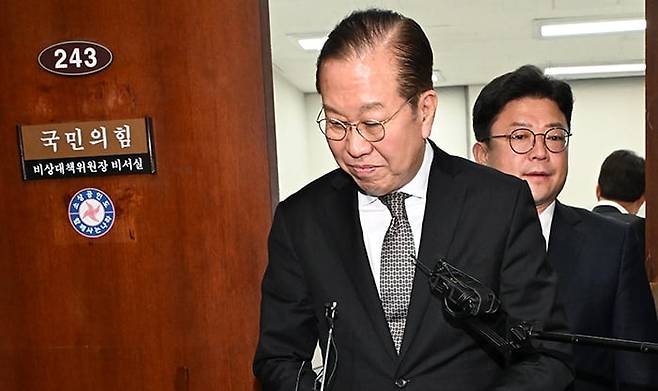 입장 발표하는 권영세 - 권영세 국민의힘 비상대책위원장이 26일 국회에서 이재명 민주당 대표의 선거법 위반 사건 항소심 무죄 선고와 관련해 입장을 발표하고 있다. 오른쪽은 비대위원장 비서실장인 강명구 의원. /남강호 기자