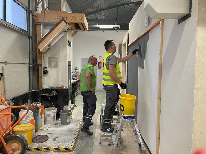 2024년 1월 24일 폴란드 단우드 본사 내 트레이닝 센터. 한 작업자가 외벽 시공 교육을 받고 있다. /오은선기자