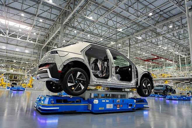 HMGMA 의장 공장에서 조립되고 있는 차량이 자율주행 운반 로봇(AGV)에 실려 운반되고 있다. ⓒ현대차그룹