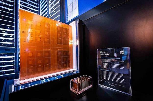 SKC가 'CES2025'에서 선보인 반도체 글라스 기판.ⓒSKC