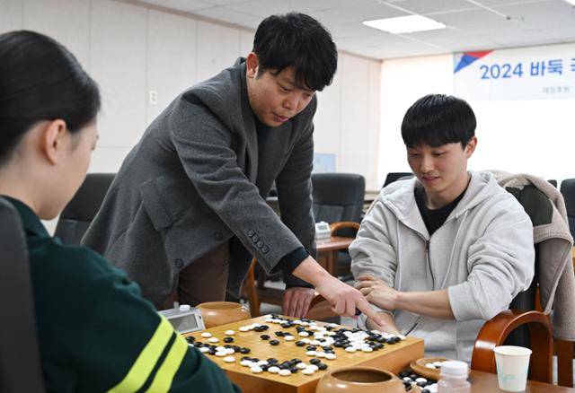 지난 20일 서울 성동구 한국기원에서 만난 홍민표(41·가운데) K바둑 국가대표팀 감독이 선수들과 함께 연습 대국을 복기하고 있다. 박시몬 기자
