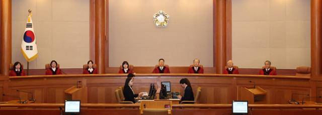 27일 오전 서울 종로구 헌법재판소에서 문형배(왼쪽 다섯 번째) 헌법재판소장 권한대행 등 헌법재판관들이 헌법소원심판사건 선고를 위해 심판정에 앉아 있다. 최주연 기자