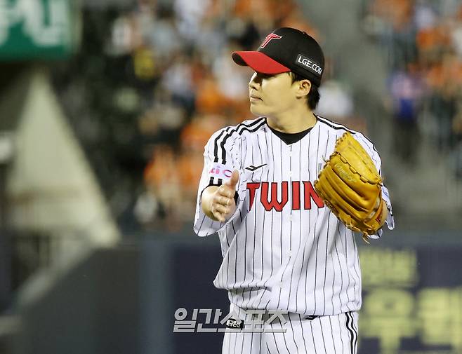 2025 KB0리그 프로야구 LG트윈스와 한화이글스의 경기가 26일 오후 서울 잠실야구장에서 열렸다. 7회초 수비를 마친 임찬규가 박수를 치며 마운드를 내려가고 있다. 잠실=김민규 기자 mgkim1@edaily.co.kr