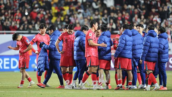홍명보 감독이 이끄는 축구대표팀이 25일 오후 수원월드컵경기장에서 요르단과 ‘2026 FIFA 북중미월드컵 아시아 지역 3차 예선을 펼쳤다. 1-1 무승부로 끝났다. 경기종료후 선수들이 인사하고있다. 수원=정시종 기자 capa@edaily.co.kr /2025.03.25.