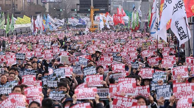 총파업에 돌입한 전국민주노동조합총연맹 조합원들이 27일 서울 광화문광장에서 윤석열 대통령에 대한 헌법재판소의 탄핵심판 선고일 지정을 촉구하고 있다. 2025.3.27 / 뉴스1