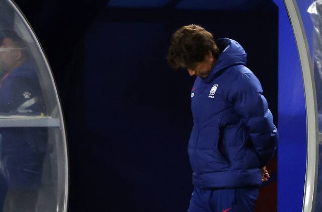 홍명보 한국 축구 대표팀 감독이 25일 수원월드컵경기장에서 열린 2026 북중미월드컵 아시아지역 3차 예선 요르단과의 경기 도중 고개를 숙이고 있다. 한국은 요르단의 밀집 수비에 단조로운 공격만 펼치다 1대 1 무승부를 기록했다. 뉴시스