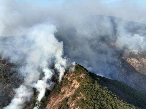 26일 산불이 번진 경북 청송군 주왕산에서 연기가 피어오르고 있다. 연합뉴스