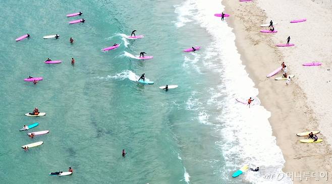 (양양=뉴스1) 김진환 기자 = 절기상 입추(立秋)를 하루 앞두고 폭염이 이어지고 있는 6일 오후 강원 양양군 현남면 인구 해수욕장을 찾은 시민들이 서핑을 즐기고 있다. 2024.8.6/뉴스1 Copyright (C) 뉴스1. All rights reserved. 무단 전재 및 재배포, AI학습 이용 금지. /사진=(양양=뉴스1) 김진환 기자