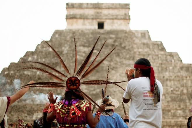 한 독일 관광객이 세계문화유산인 마야 문명 피라미드를 불법으로 등반했다가 현지인에게 폭행을 당했다. 사진은 2012년 12월21일 피라미드 근처에서 히스패닉 의상을 입은 사람들이 의식을 치르고 있는 모습. /사진=로이터