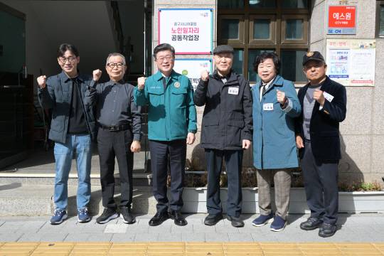 김길성(왼쪽 세번째) 중구청장이 공동작업장 앞에서 관계자들과 기념촬영을 하고 있다.중구청 제공