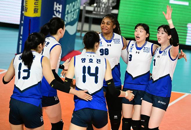 현대건설 선수들이 27일 정관장과 플레이오프 3차전에서 득점한 뒤 기뻐하고 있다. KOVO