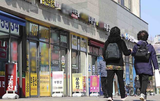 이달 초 서울 송파구의 한 부동산 단지 앞으로 시민들이 지나가고 있다. 뉴시스