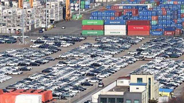 수출용 자동차들이 세워져 있다. 연합뉴스.