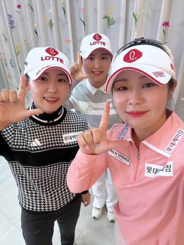 손가락으로 소속팀 영문 앞글자인 ‘L’을 만들어 포즈를 취한 롯데 소속 황유민(왼쪽부터), 아마추어 성해인, 이소영. 사진 제공=대홍기획