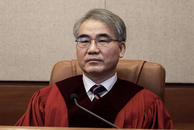 조한창 헌법재판관이 3월27일 서울 종로구 헌법재판소에서 열린 3월 헌법소원 심판 등 일반 사건 선고에 입장했다. ⓒ공동취재