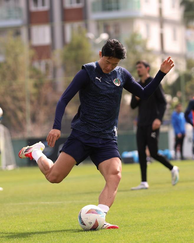 훈련하고 있는 황의조. /사진=알란야스포르 구단 공식 홈페이지