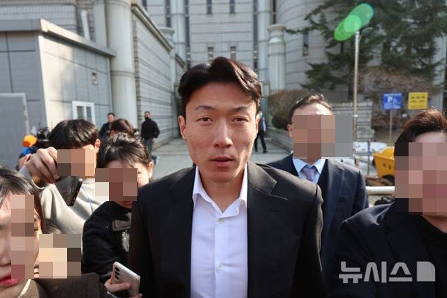 지난 2월 14일 선고 공판을 마치고 이동하는 황의조(가운데). /사진=뉴시스 제공