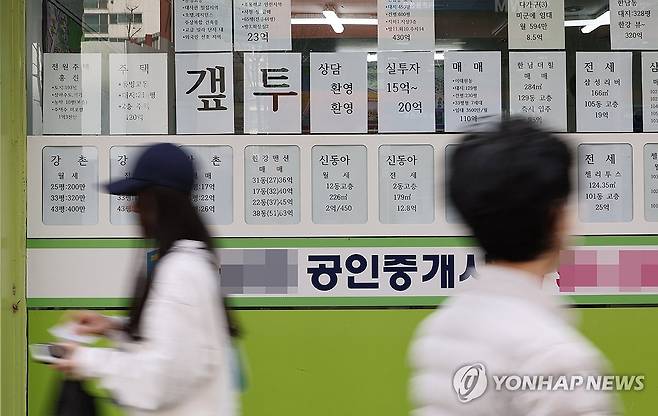 토지허가제로 지정된 용산구 부동산 (서울=연합뉴스) 이진욱 기자 = 오늘부터 서울 강남 3구와 용산구에 속한 아파트 전체가 토지거래허가구역(토허구역)으로 묶였다. 면적으로는 142.2㎢, 아파트 2천200개 단지 40만호에 달한다. 시가 토허구역을 전격적으로 확대하면서 용산구 아파트도 규제를 받게 됐다. 사진은 24일 서울 용산구 한 부동산 모습. 2025.3.24 cityboy@yna.co.kr