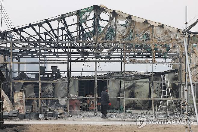 산불에 뼈대만 남은 육묘장 (안동=연합뉴스) 천경환 기자 = 27일 화마가 온 마을을 삼켜 쑥대밭이 된 안동 임하면. 한 농민이 불에 탄 육묘장을 보고 망연자실 하고 있다. 2025.3.27 kw@yna.co.kr