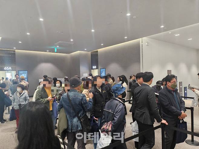 2층 유닛 입장을 위해 대기하는 방문객들.