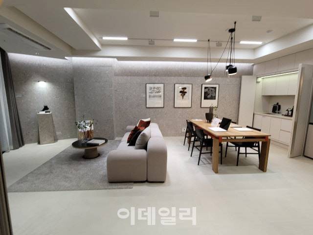 2021년 분양 당시 라이브오피스 강동아이파크더리버의 견본주택 모습. 시행사는 지식산업센터지만 주택으로 사용할 수 있다고 강조하며 견본주택을 가정집처럼 꾸며뒀다. (사진=강동아이파크더리버 수분양자 제보)