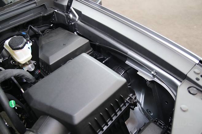 흡기구가 차량의 후면을 향하게 배치하고 위를 커버로 덮어 물이 유입되는 걸 막았다