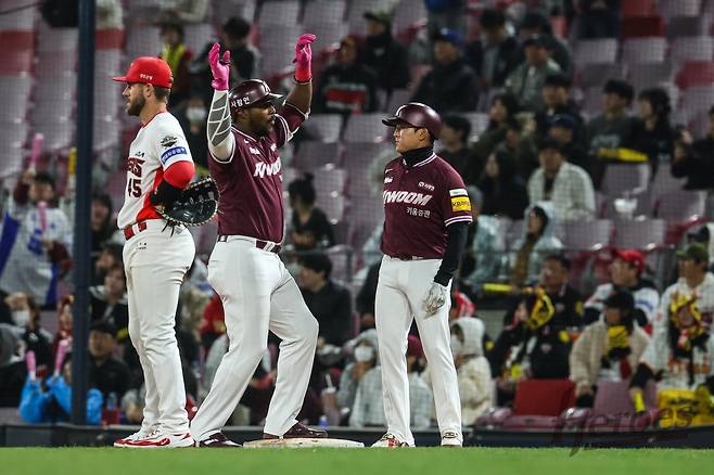 안타를 치고 기뻐하는 푸이그. 사진=키움 히어로즈