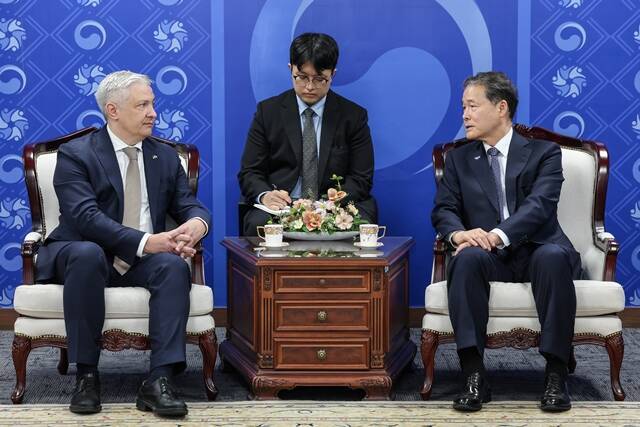 정부는 북한군 포로의 한국 송환에 적극적이다. 최근 김영호 통일부 장관과 조태열 외교부 장관은 우크라이나 측과 만나 "북한군 포로들이 한국행을 희망한다면 전원 수용할 것"이라고 밝혔다. 사진은 김 장관(오른쪽)이 지난 21일 드미트로 포노마렌코 주한 우크라이나 대사와 만난 모습. /통일부