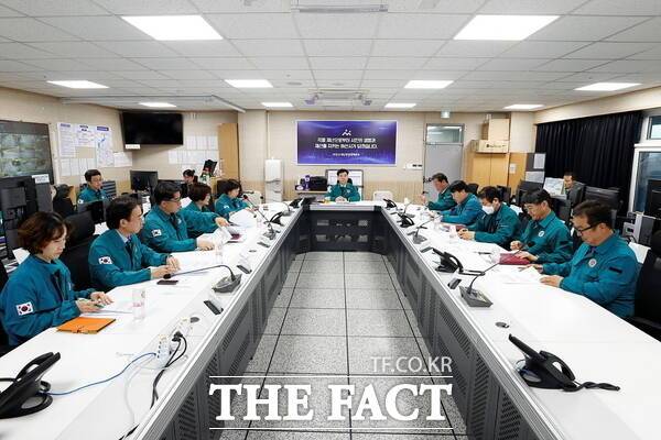 조일교 아산시장 권한대행이 산불 관련 재난안전대책본부 가동을 위한 긴급 점검 회의를 하고 있다./아산시