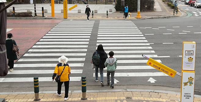 경기 화성시 동화초등학교 앞 횡단보도에서 시민들이 길을 건너고 있다. 화성시는 관내 36곳의 스쿨존에 ‘AI 스마트 스쿨존 보행안전 시스템’을 설치해 교통사고 위험을 낮추고 있다. 화성시 제공