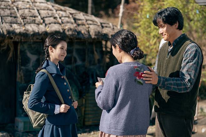 <span style="color: #333333;">금명은 애순이 이루지 못한 꿈인 대학 합격증을 부모에게 보여준다. 넷플릭스 제공</span>