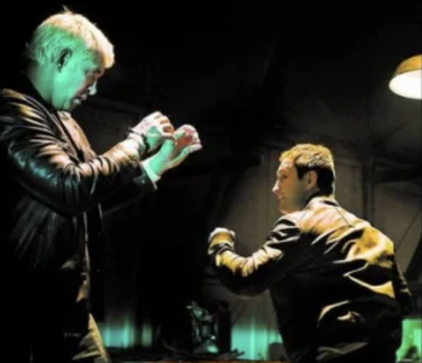 영화 '밀레니엄 시리즈'의 거인 악당 '니데르만'(왼쪽 Micke Spreitz 분). 영화에서 그는 무통각증 증상자지만, 현실성은 희박하다.