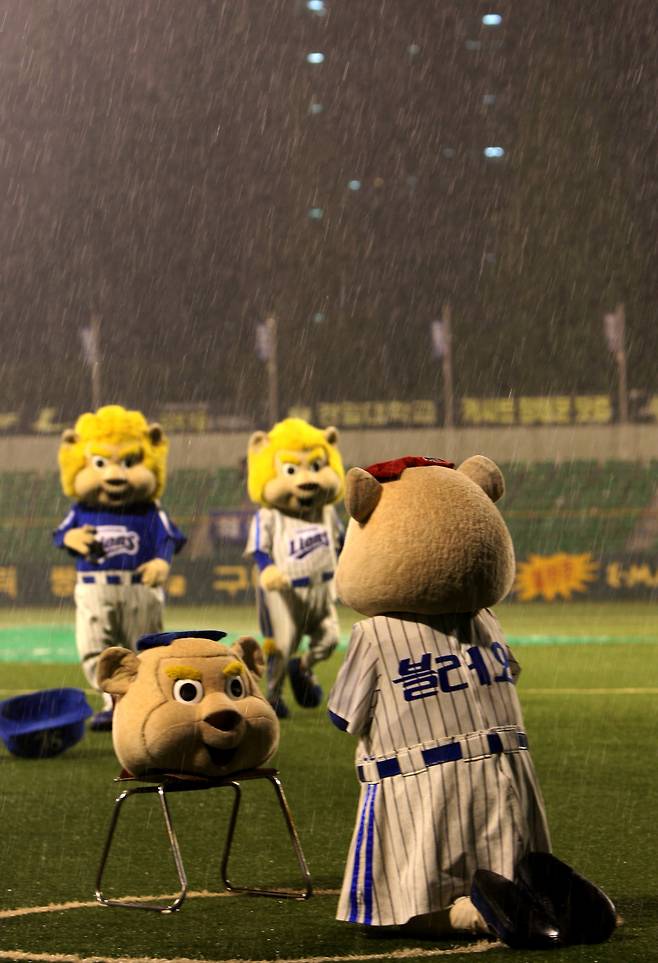 2008년 경기 도중 비가 그치길 기원하는 퍼포먼스를 하는 사순이들. 빨간 리본 사순이가 김상헌 응원단장, 파란 리본 사순이(이범형 단장)는 탈만 제공한 채 안에서 지켜보고 있었다는 후문이다. 삼성 제공