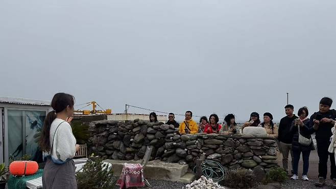 대만 여행업계 팸투어단이 해녀 문화에 대한 설명을 듣고 있다. (제주관광공사 제공)