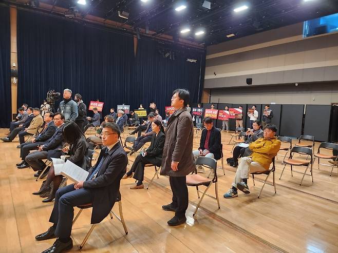 28일 YTN 주주총회에 참석한 30여명의 YTN 우리사주조합원이 피케팅과 비판 발언 등을 하는 모습. /언론노조 YTN지부