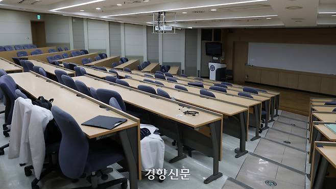 의과대학들의 등록 마감 기한이 지나며 복귀 의대생 규모가 파악되고 있는 지난 24일 서울시내 한 의과대학 강의실이 비어있다. 정효진 기자