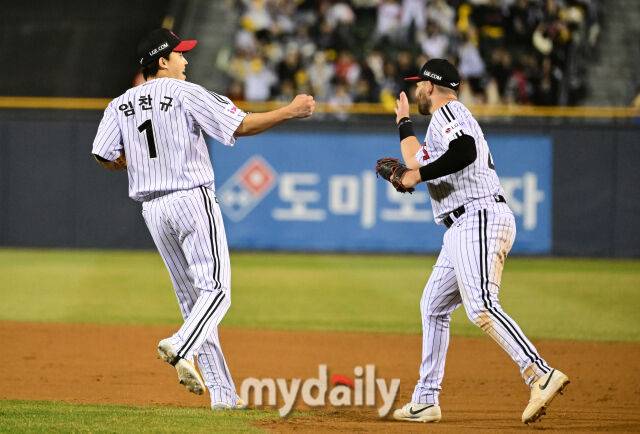 2025년 3월 26일 오후 서울잠실구장에서 진행된 '2025 신한 SOL뱅크 KBO 리그' 한화 이글스와 LG 트윈스의 경기. LG 선발투수 임찬규가 4-0 완봉승을 거둔 뒤 오스틴과 함께 기뻐하고 있다./마이데일리